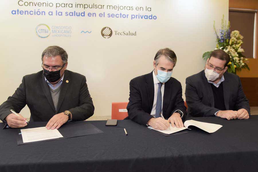 Momento de la firma del convenio entre TecSalud y el Consorcio Mexicano de Hospitales.