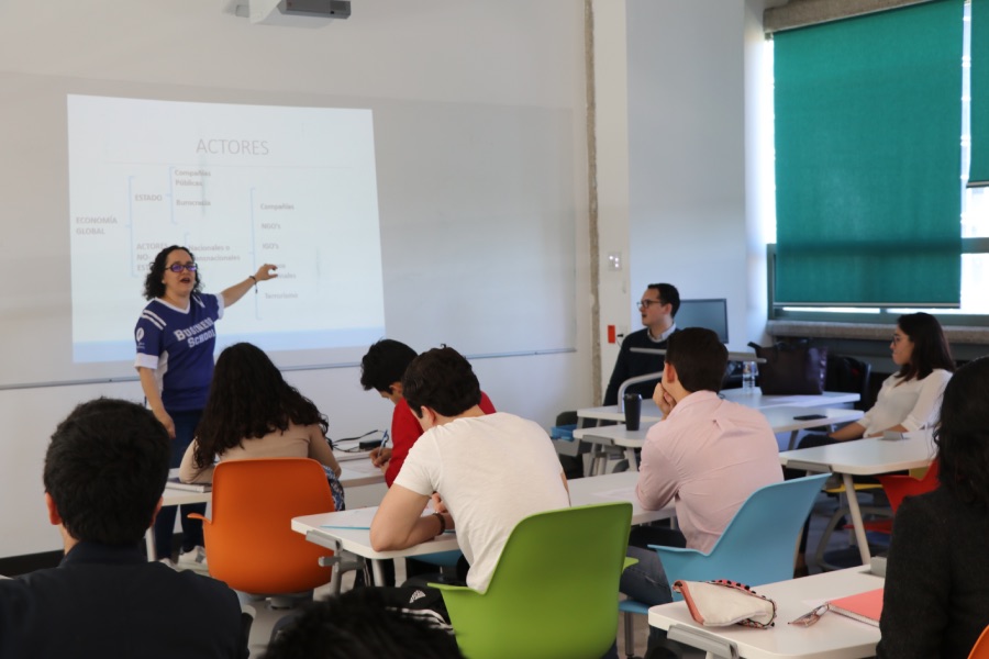 Mónica Sandoval, profesora de negocios en campus San Luis Potosí en clase con sus alumnos.