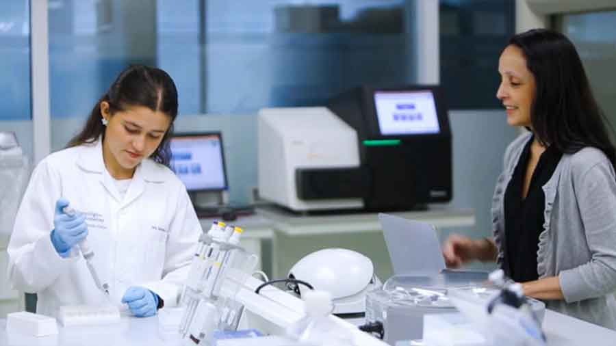 Mujeres en el laboratorio de secuenciación genómica TecBase