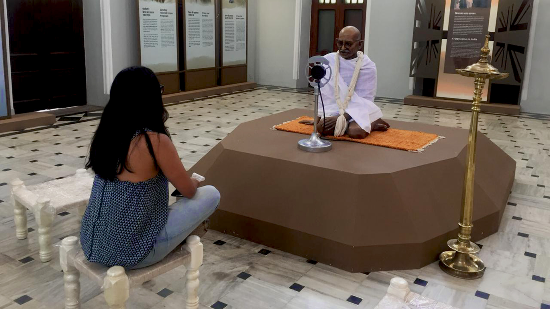 Nadia en un templo con una pequeña estatua de Mahatma Gandhi