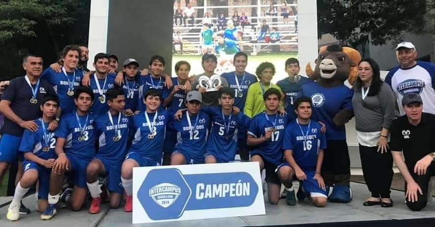 Neto Santana coach de futbol soccer de PrepaTec Colima lleva equipo a primer lugar