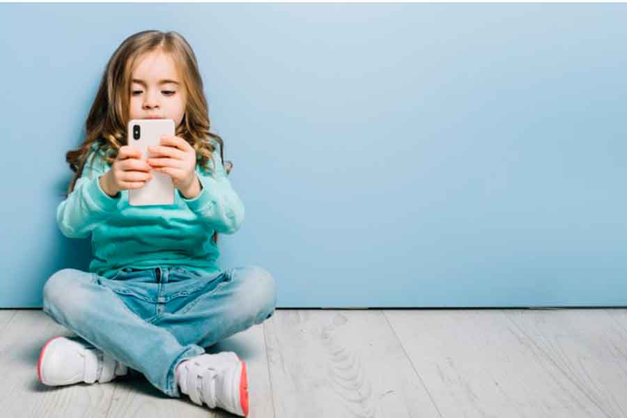 Niños con dispositivos electrónicos