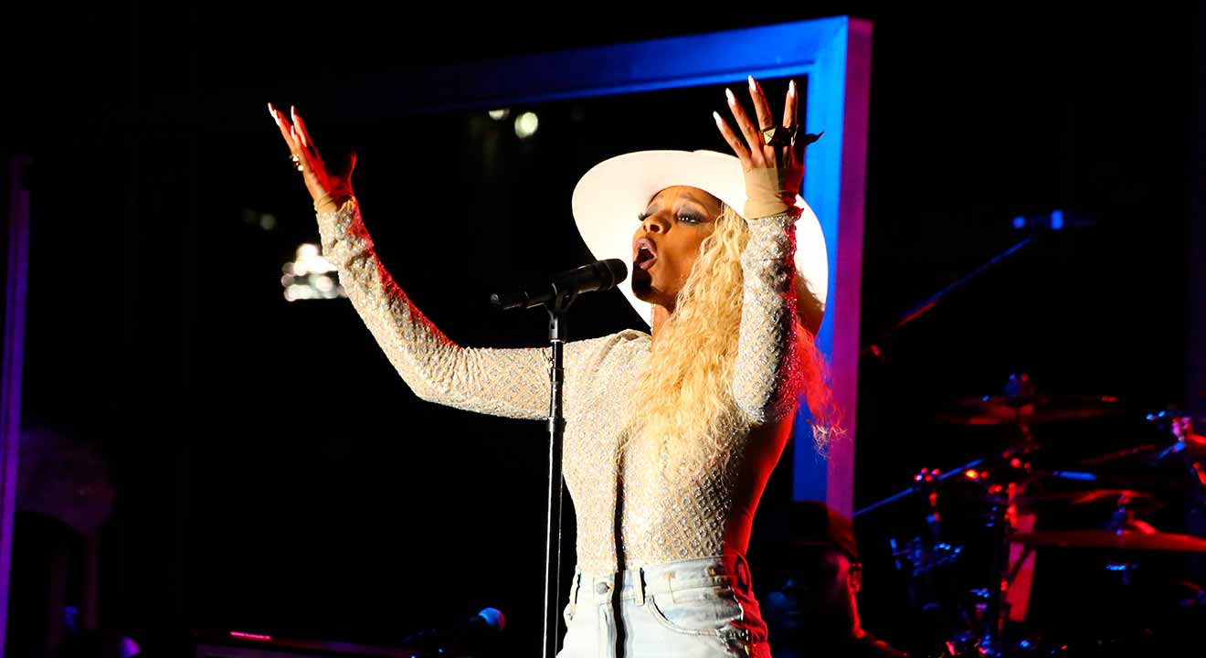 Mary J. Blige cantando