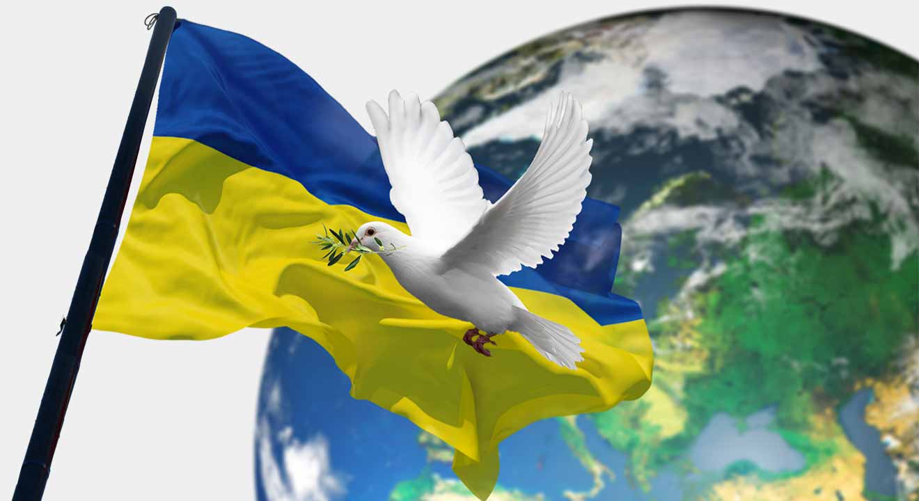 Paloma de la paz frente a la bandera de Ucrania.