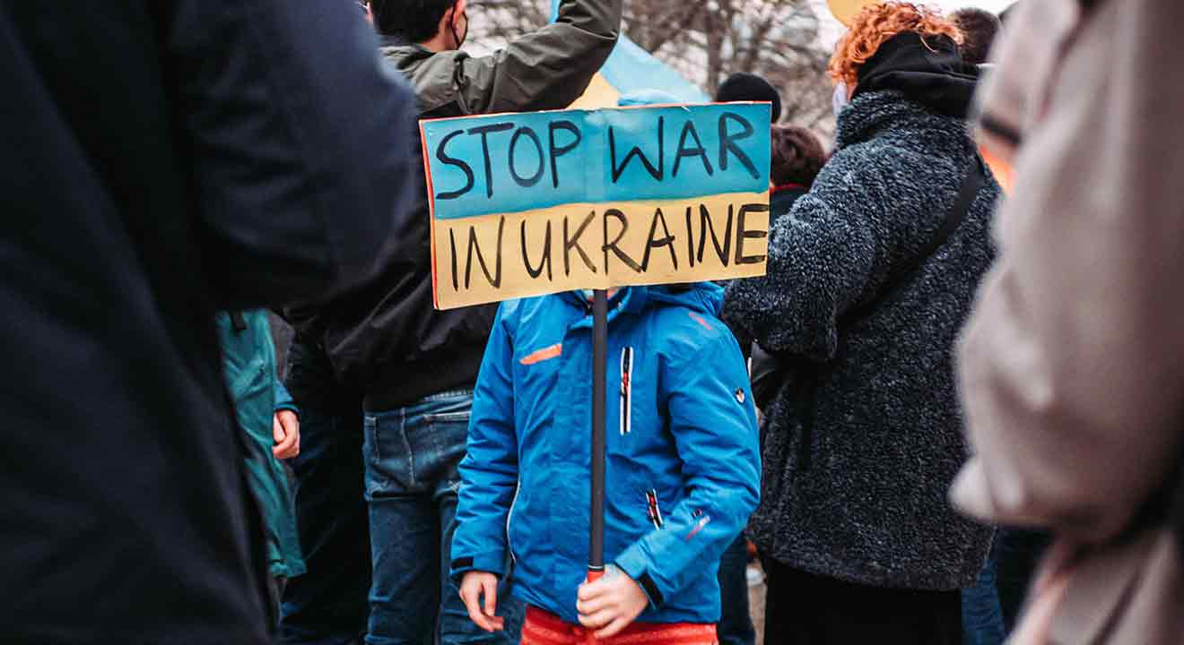 Niño exigiendo por la paz en Ucrania.