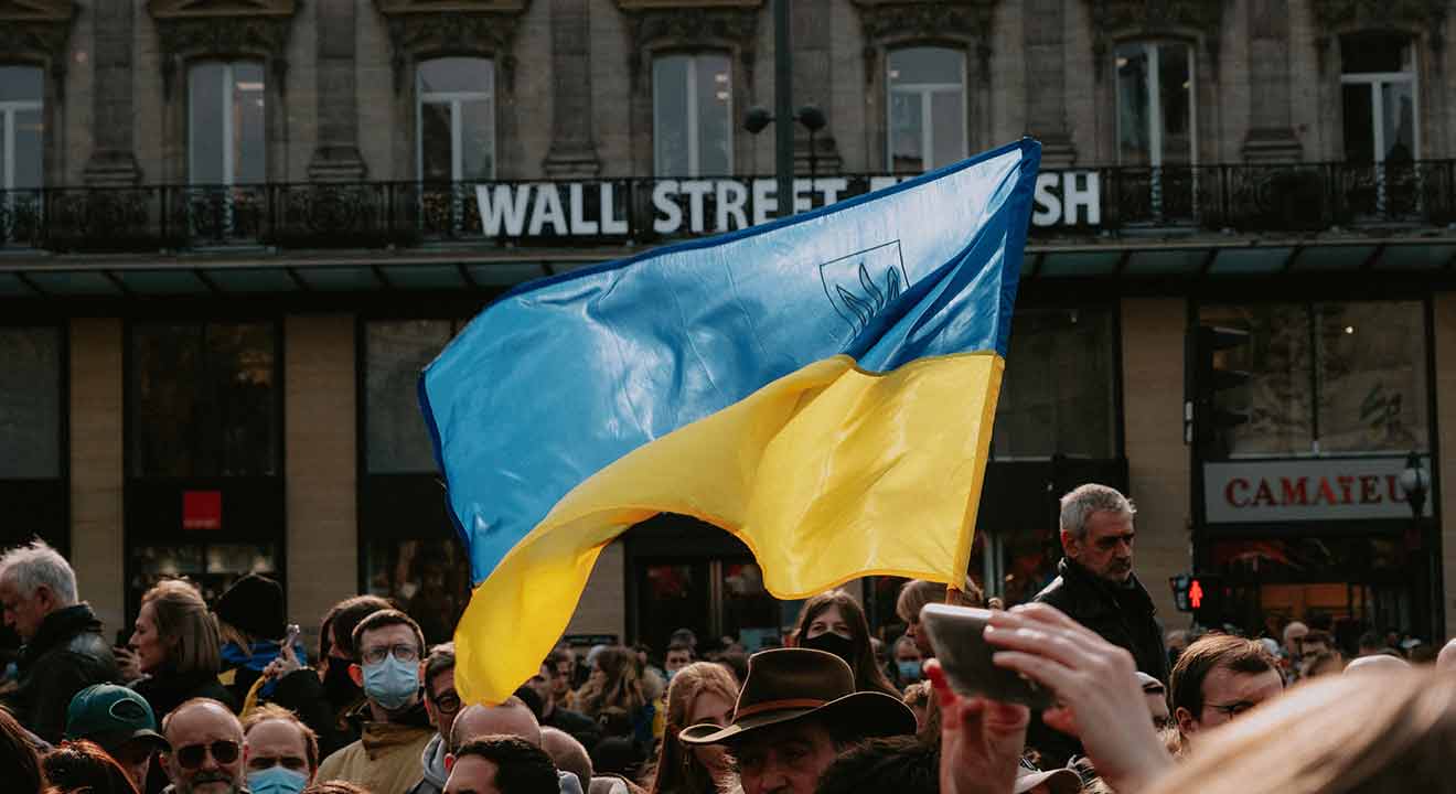 Bandera de Ucrania en forma de protesta para dar fin a la guerra.