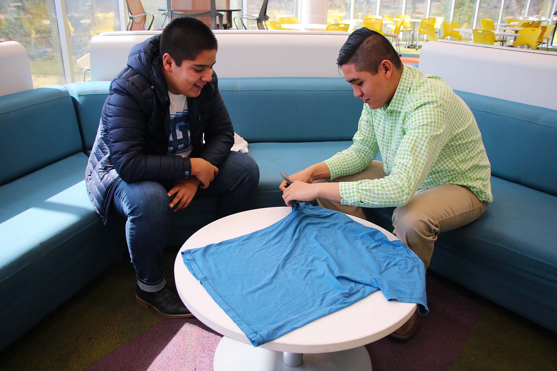 Isaac Díaz y Brian Triana elaboran una bolsa de tela