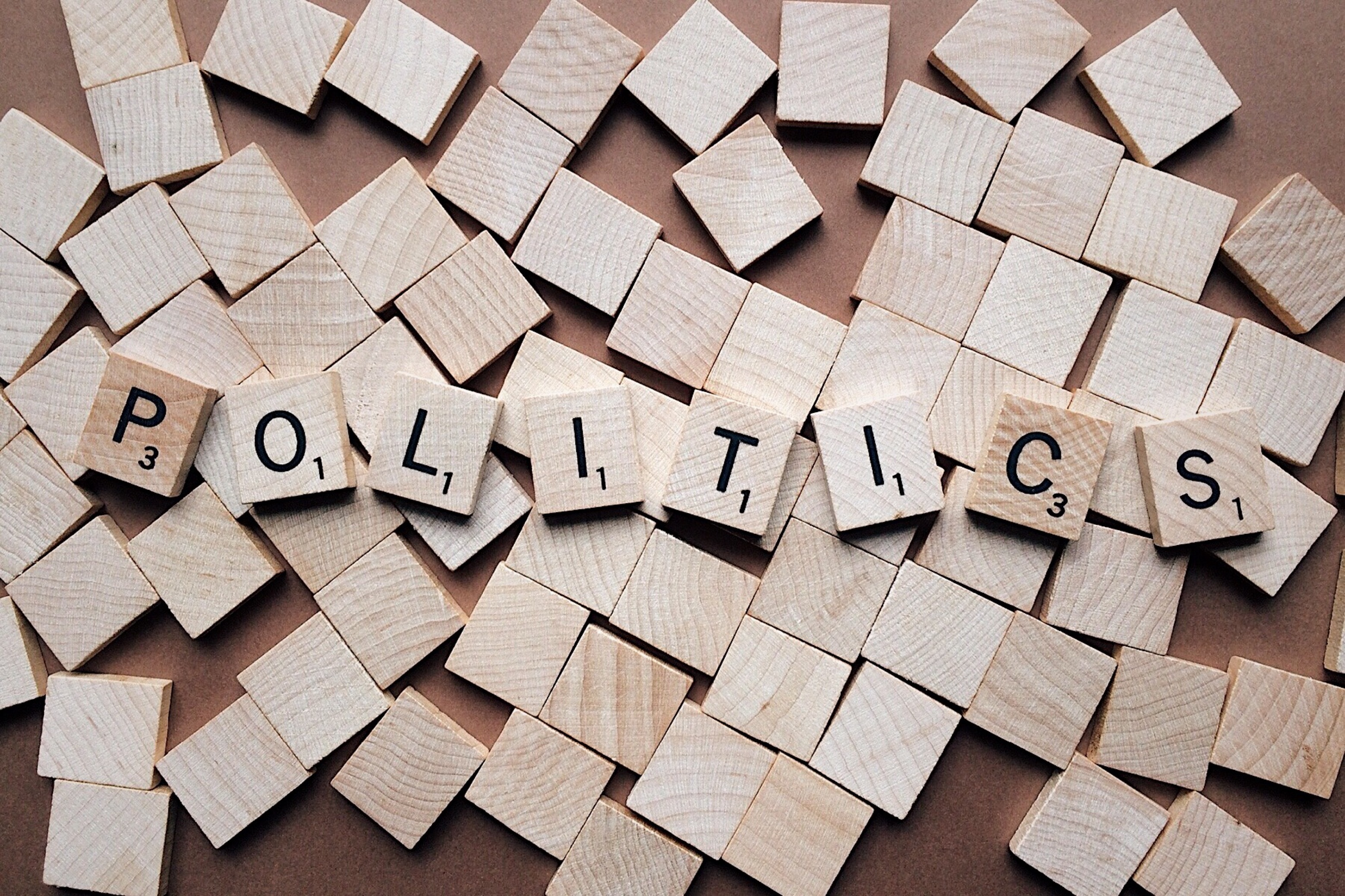 Cuadros de madera pequeños con las letras "politics"