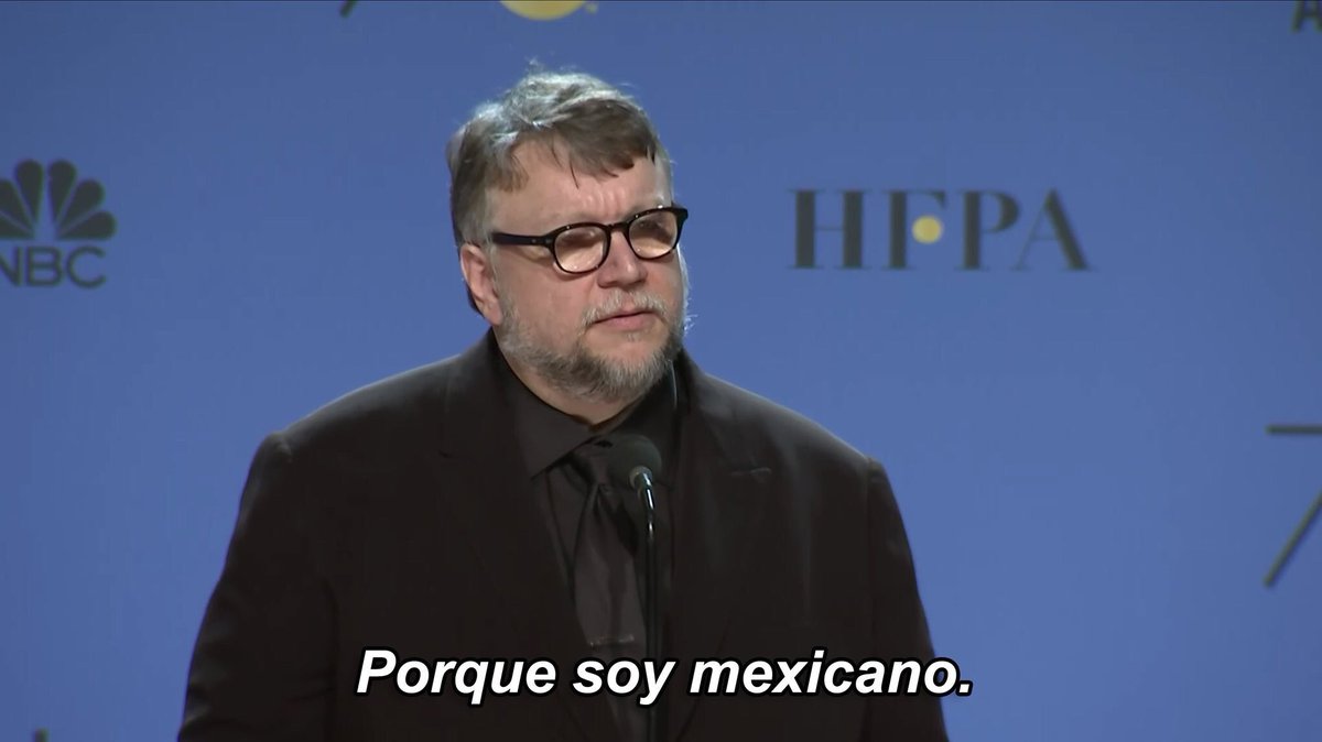 Guillermo del Toro mirando hacia un lado