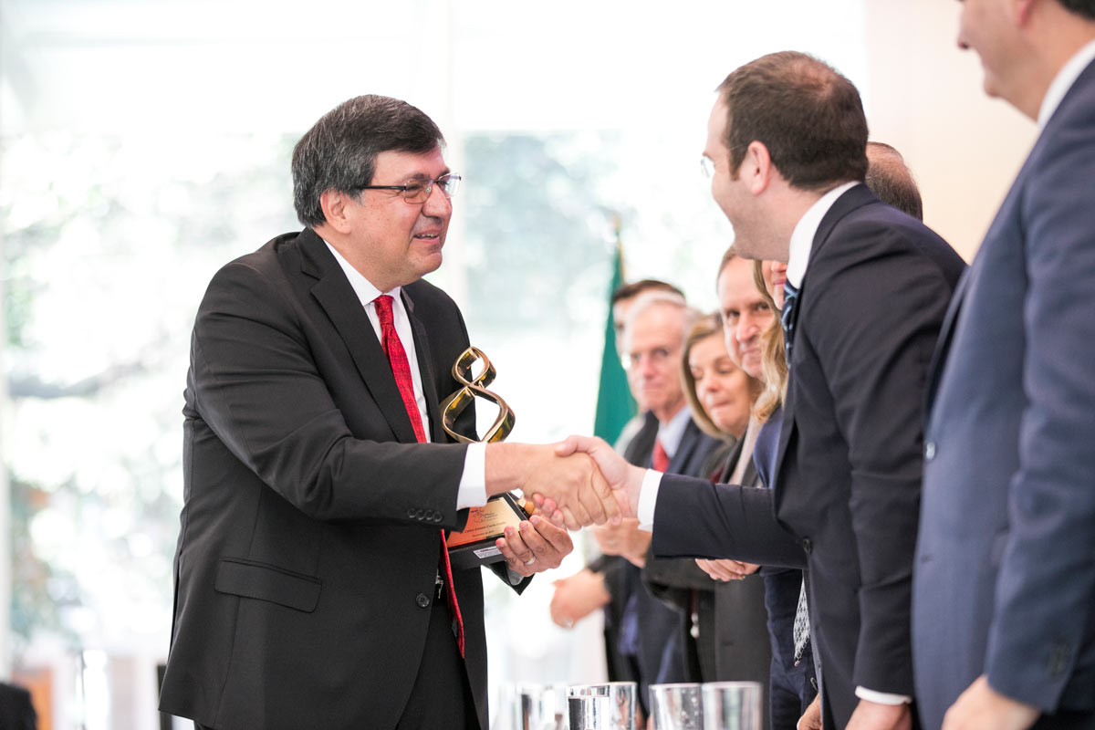 El doctor Carlos Coello fue distinguido en la ceremonia del Premio Luis Elizondo