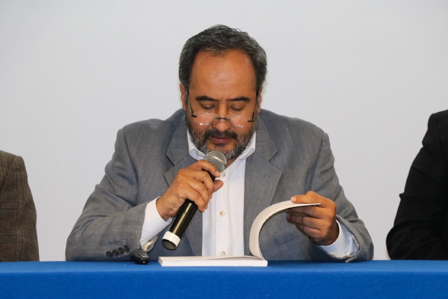 Leopoldo Zúñiga presentando su libro