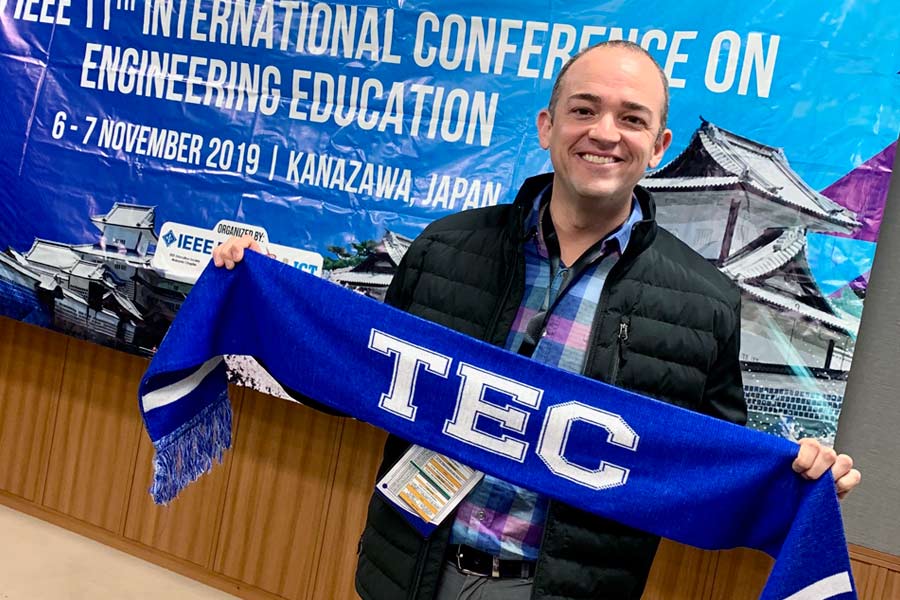 Profesor mexicano en congreso internacional de educación en Japón