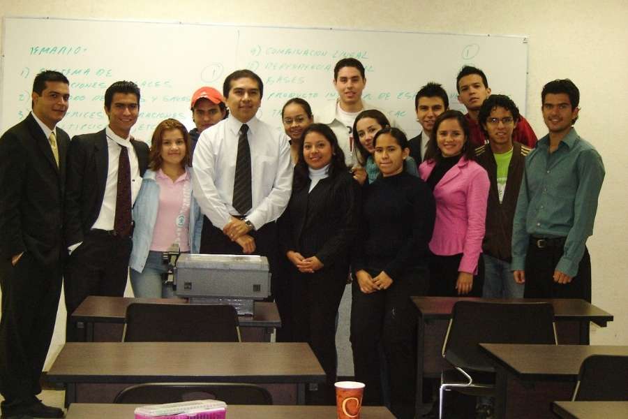 Jorge Álvarez dando clases con gis