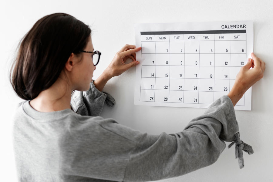 Pega un calendario en la pared para saber qué día es hoy.