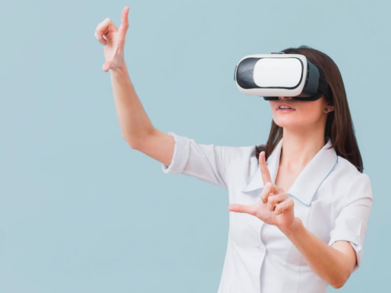 Mujer utilizando lentes de realidad virtual