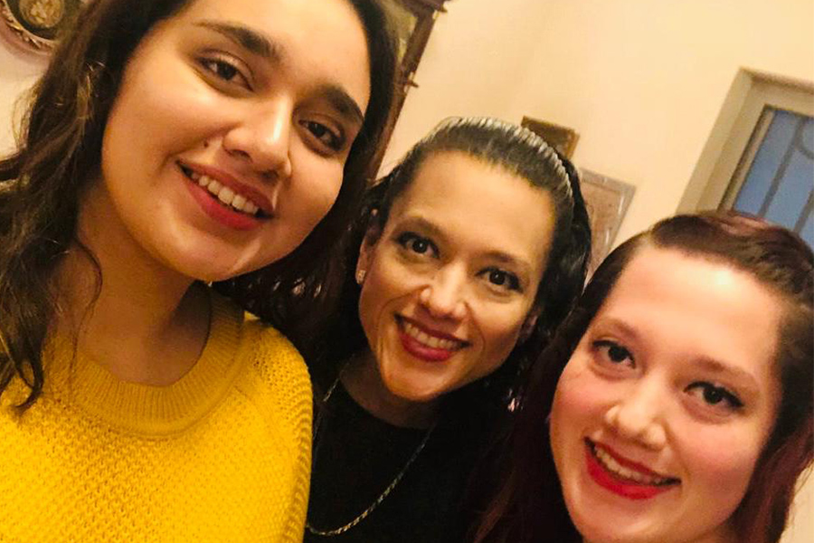 Regina Morales y sus hijas