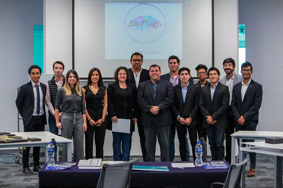 Los dos equipos de campus Puebla junto con sus profesores y la delegación del municipio de Veracruz