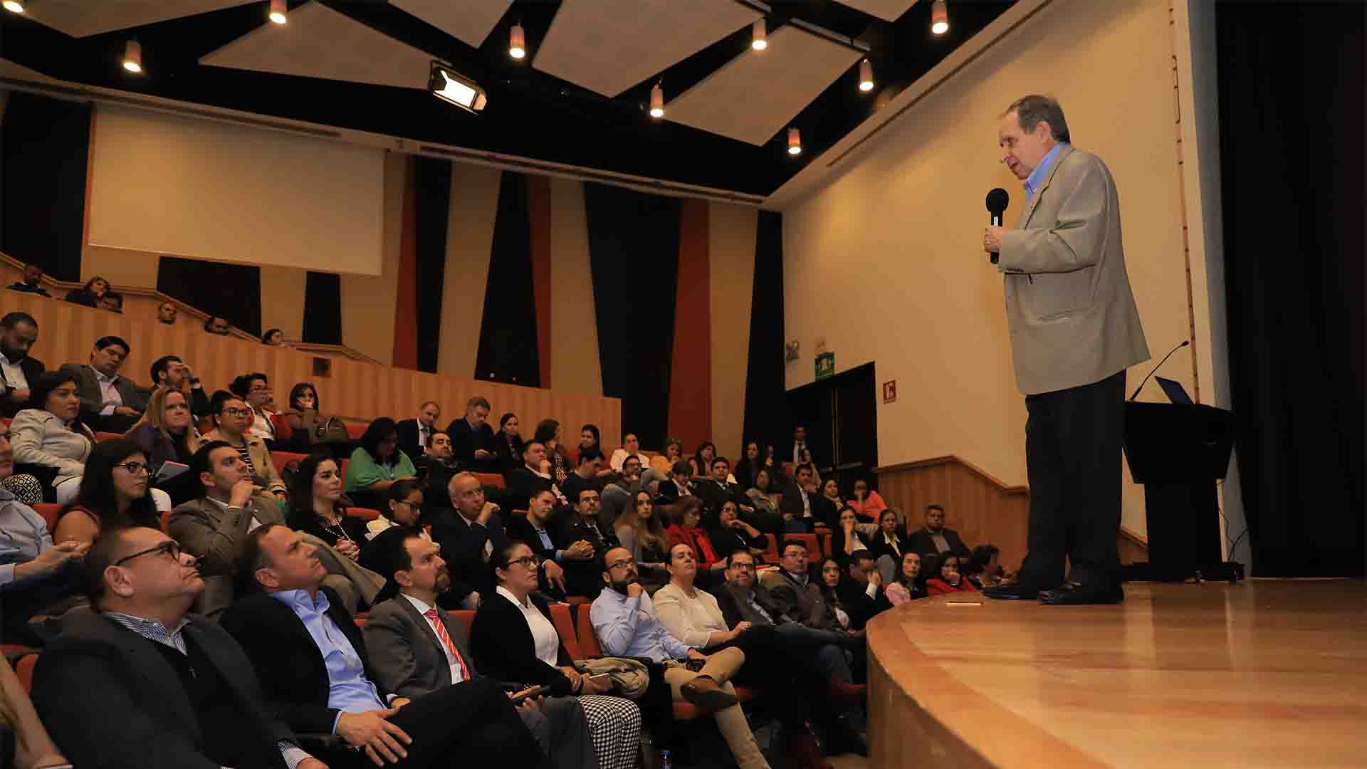 Salvador Alva, presidente del Tec de Monterrey en conferencia en Tec Santa Fe. 
