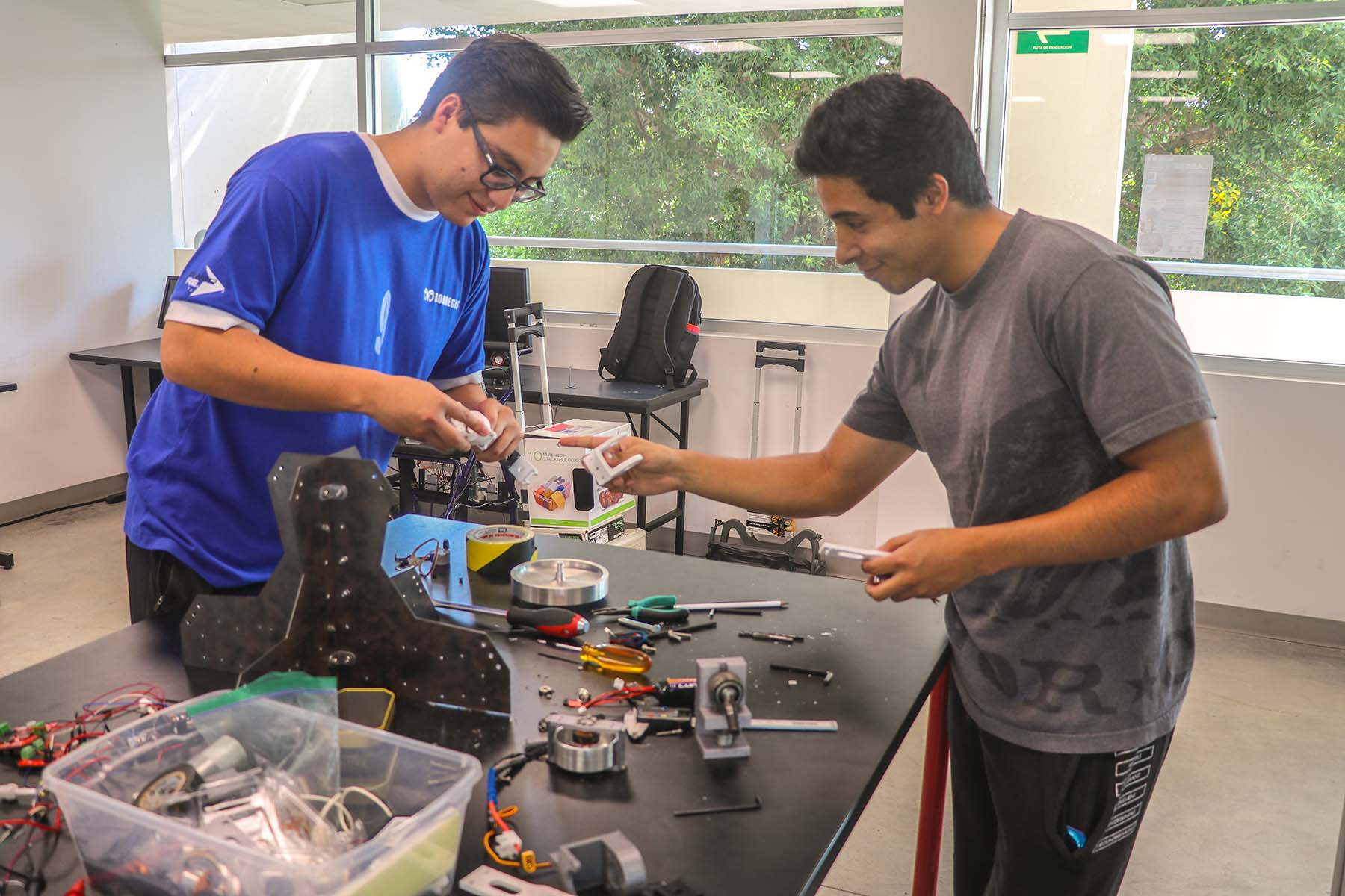 Manuel Vázquez y Carlos Contreras, quienes están trabajando en diseño de satélites y de drones.