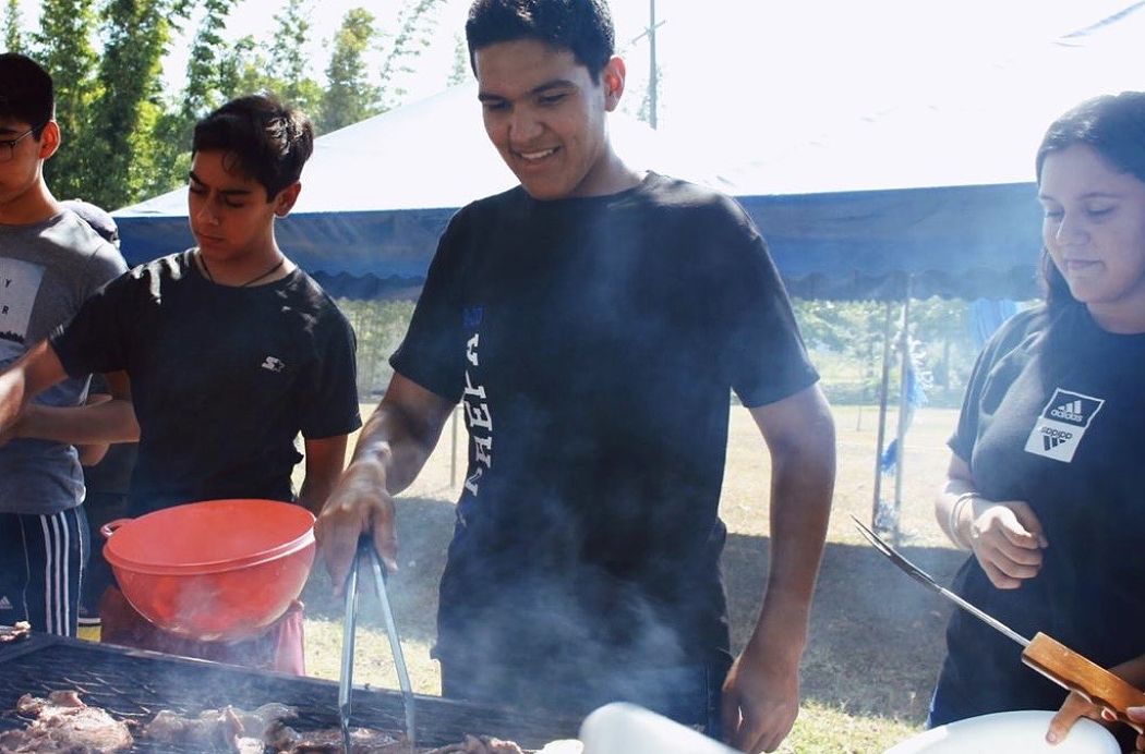 Sergio Sánchez asando carne junto con compañeros