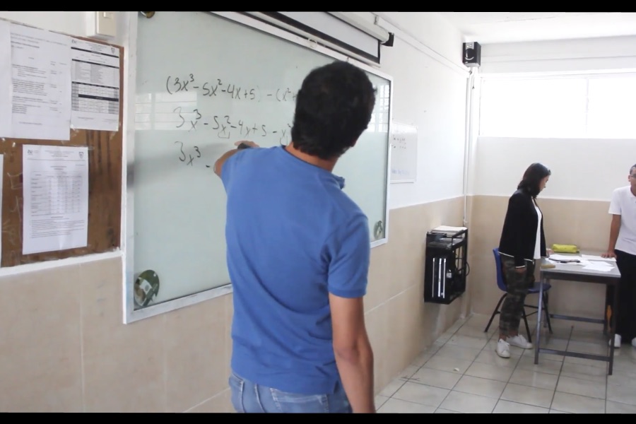 Alumno del Tec dando clase de matemáticas en la preparatoria José Juárez Barbosa 