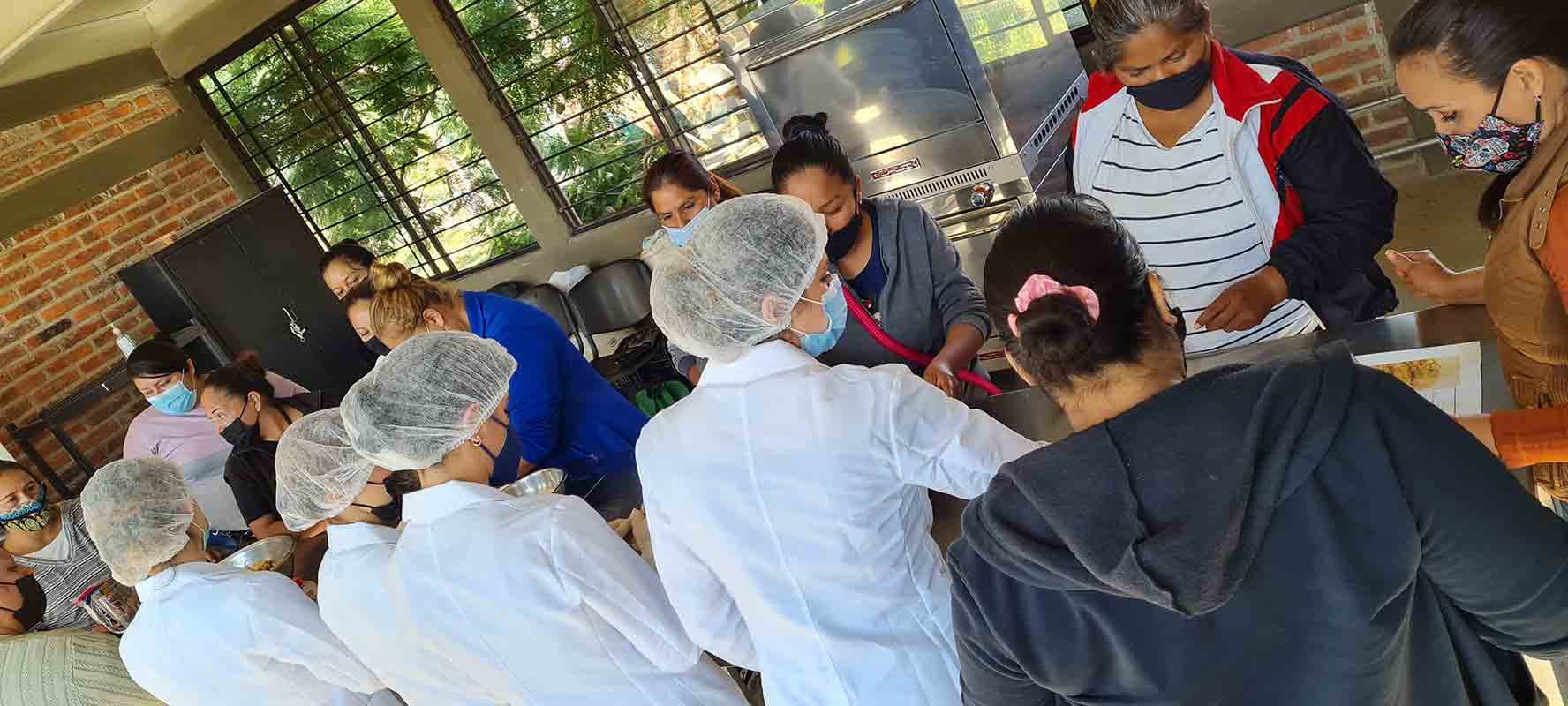 Alumnas de nutrición del Tec Guadalajara aplicaron sus conocimientos y crean menús nutritivos para comunidad marginada.