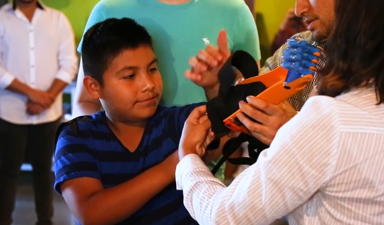 Niño recibe prótesis donada por estudiantes del Tec