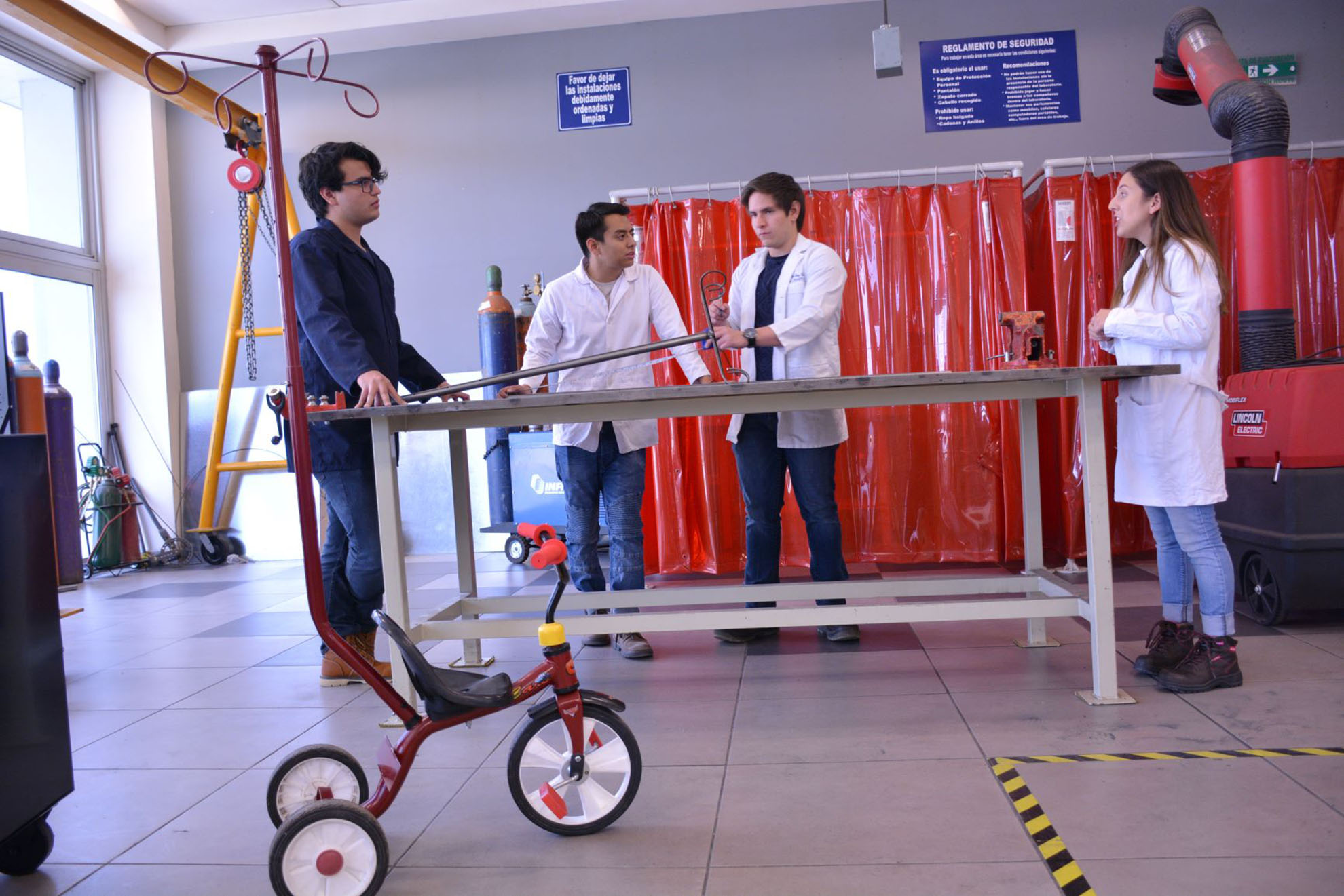 Diseñan estudiantes triciclo con portasuero para hospital infantil