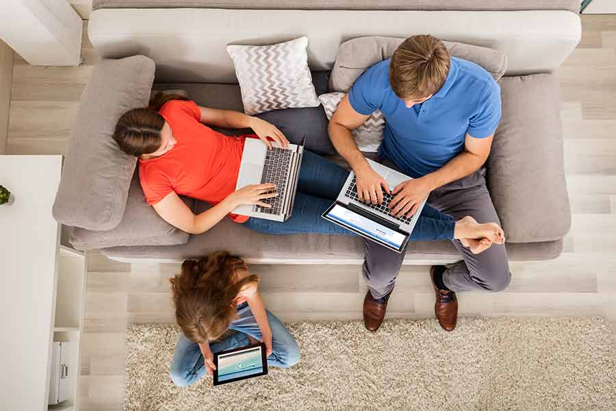 Familia en casa utilizando cada quien un dispositivo conectado a Internet