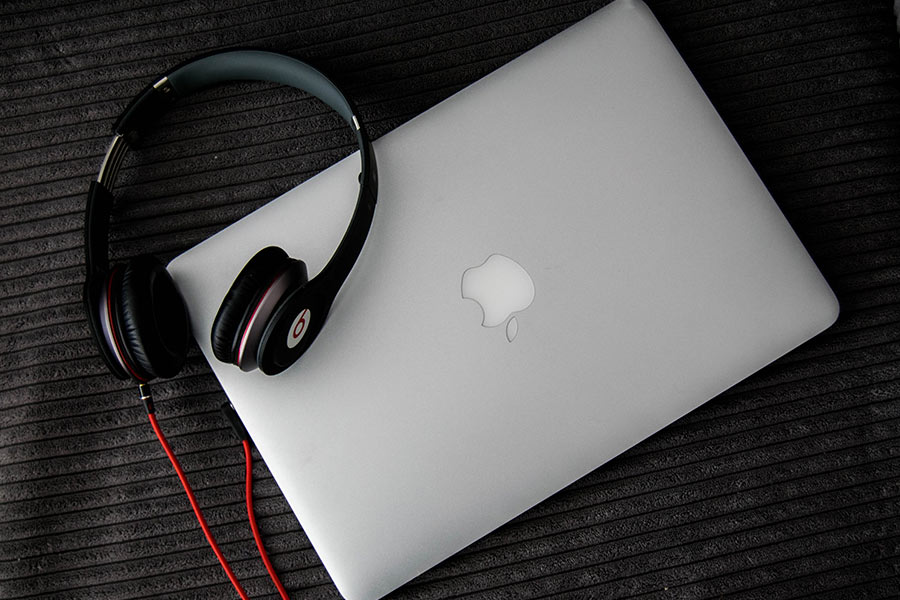 Laptop y audífonos son necesarios para poder realizar videoenlaces para tu clase en línea