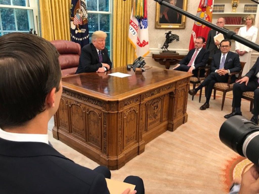 Donald Trump hizo el anuncio durante una llamada telefónica con Enrique Peña Nieto.