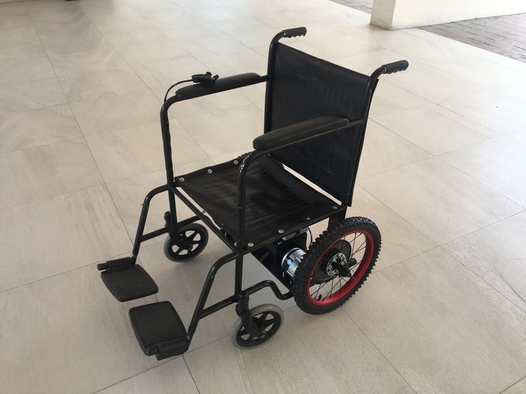 Prototipo de silla de ruedas eléctrica hecha por Alexis y Daniel como parte de su proyecto "Traxión".
