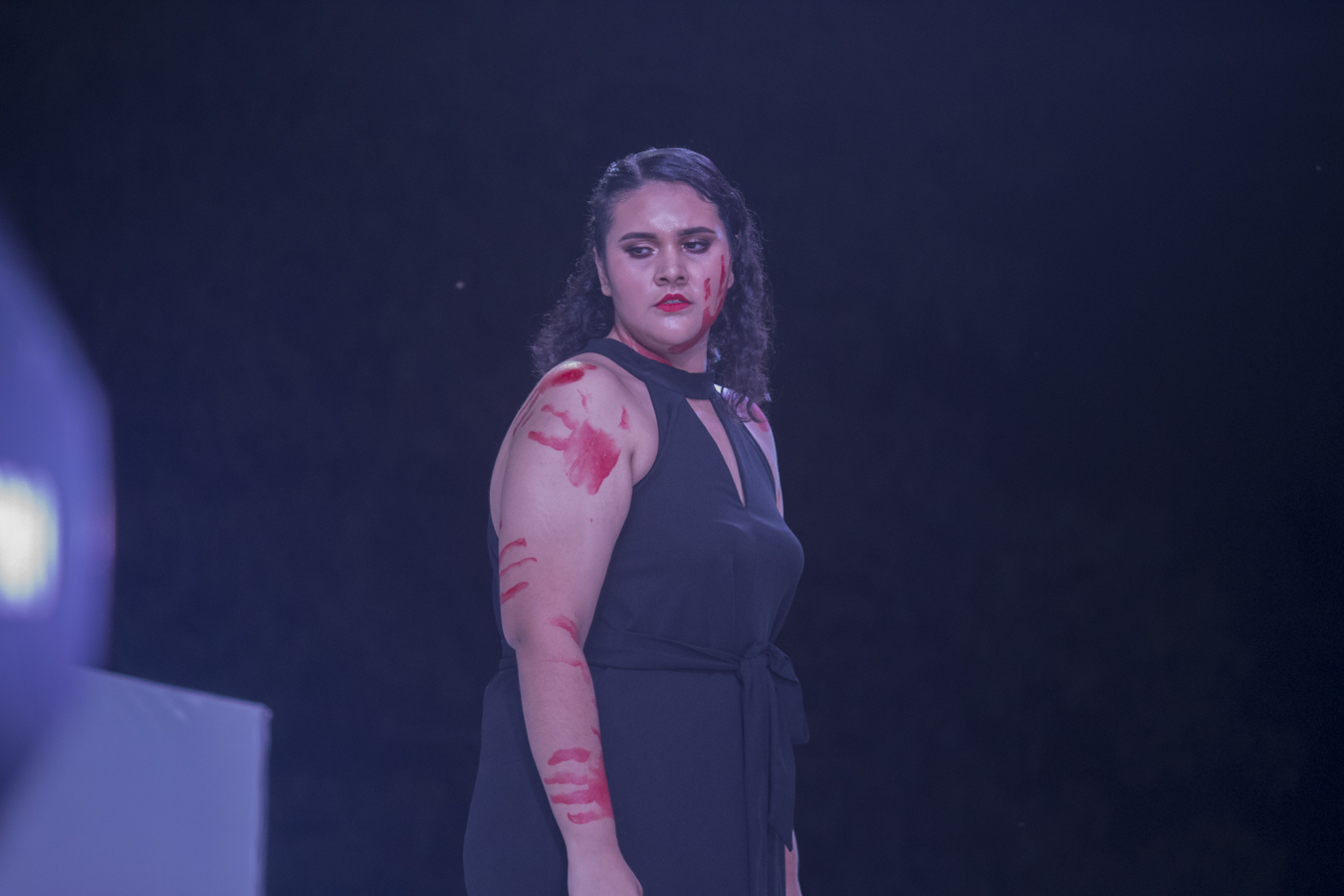 Victoria Rendón en el Tec Fest 2019 interpretando una de sus canciones.
