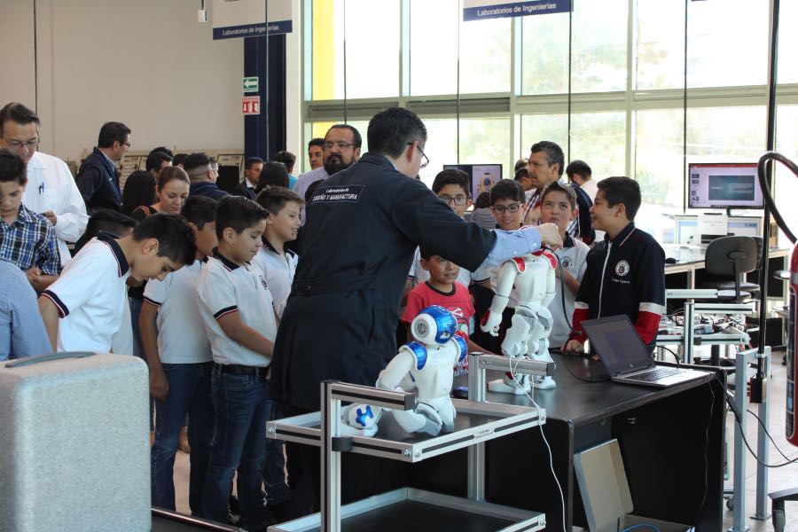 Dr. Rolando Cruz, mostrando el robot NAO