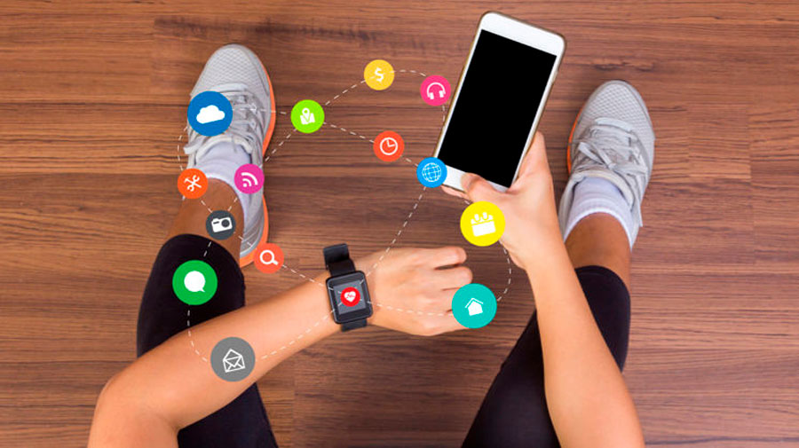 Wearables reloj inteligente y celular compartiendo informacion