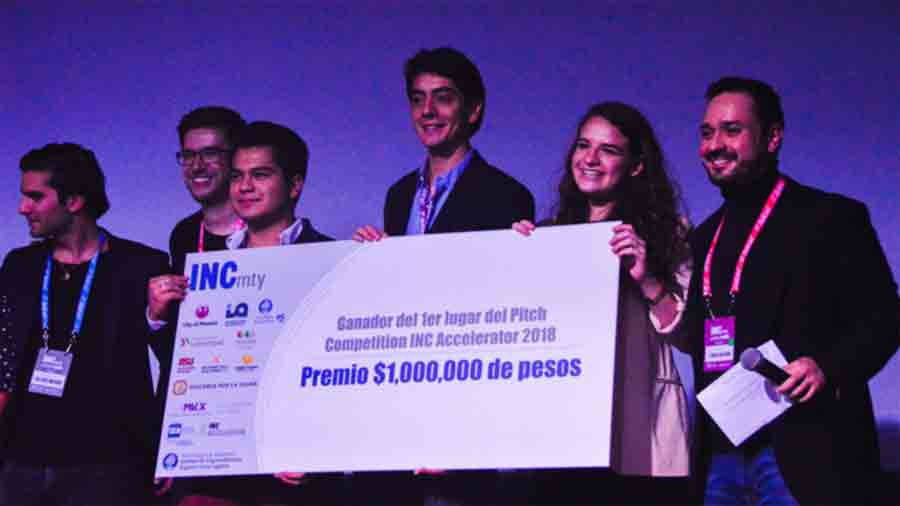 Javier y su equipo cuando obtuvieron el primer lugar en INC Accelerator