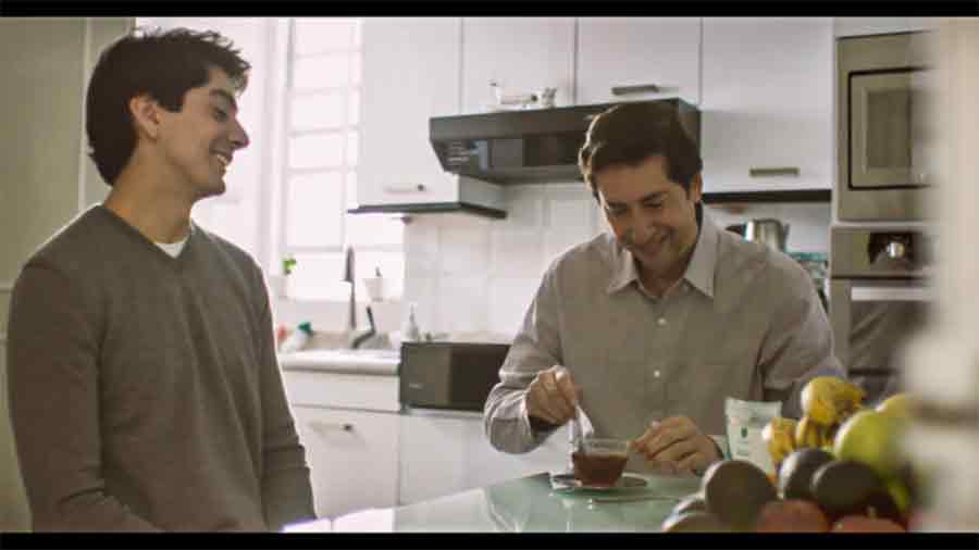 Javier junto a su padre en una cocina