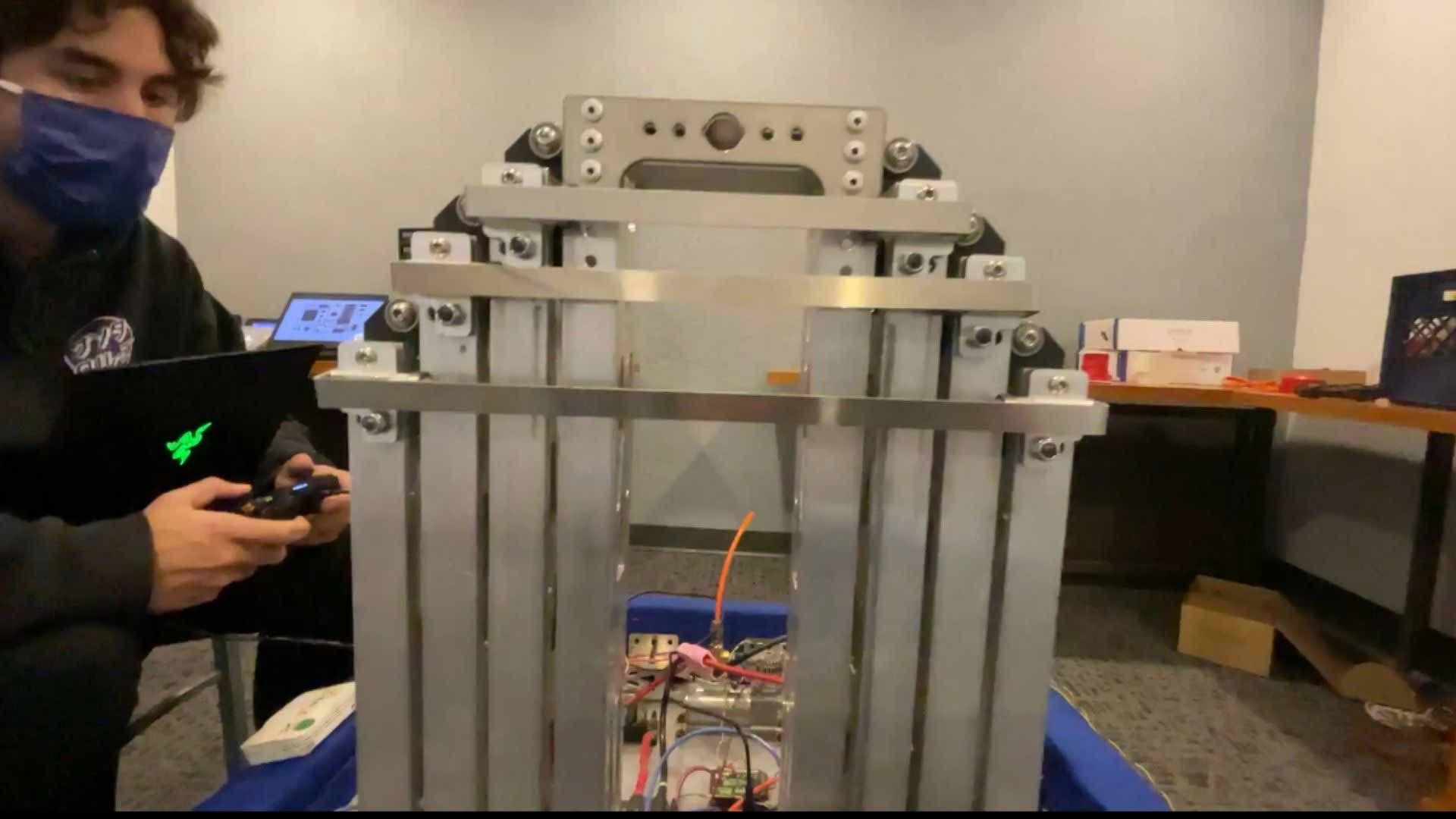 XRAMS equipo construyendo el robot con el que participarán en FIRST
