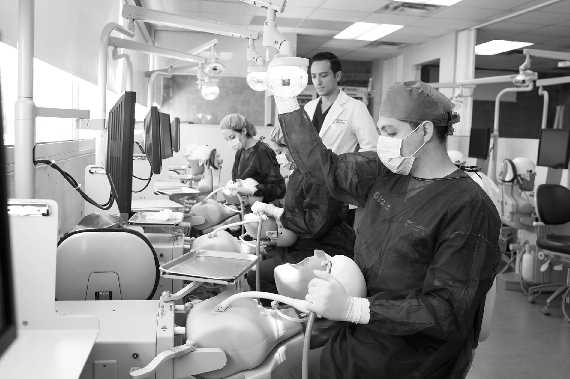 Estudiantes de la carrera de Odontología