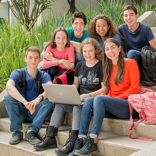 Alumnos de PrepaTec en escaleras de campus