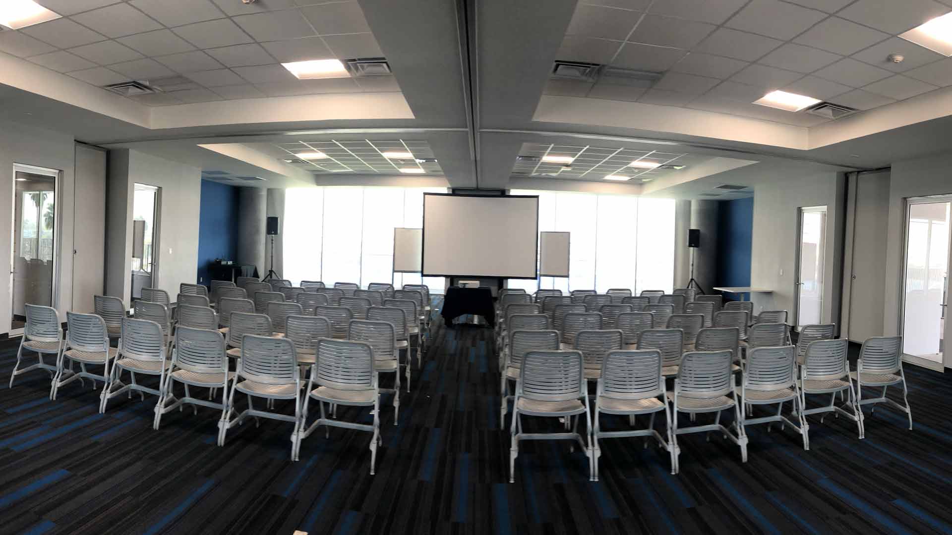 Sala y pantalla