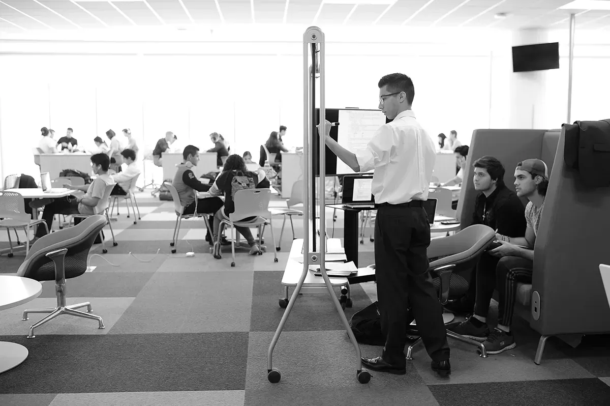 Estudiante de Ingeniería Biomédica en aula