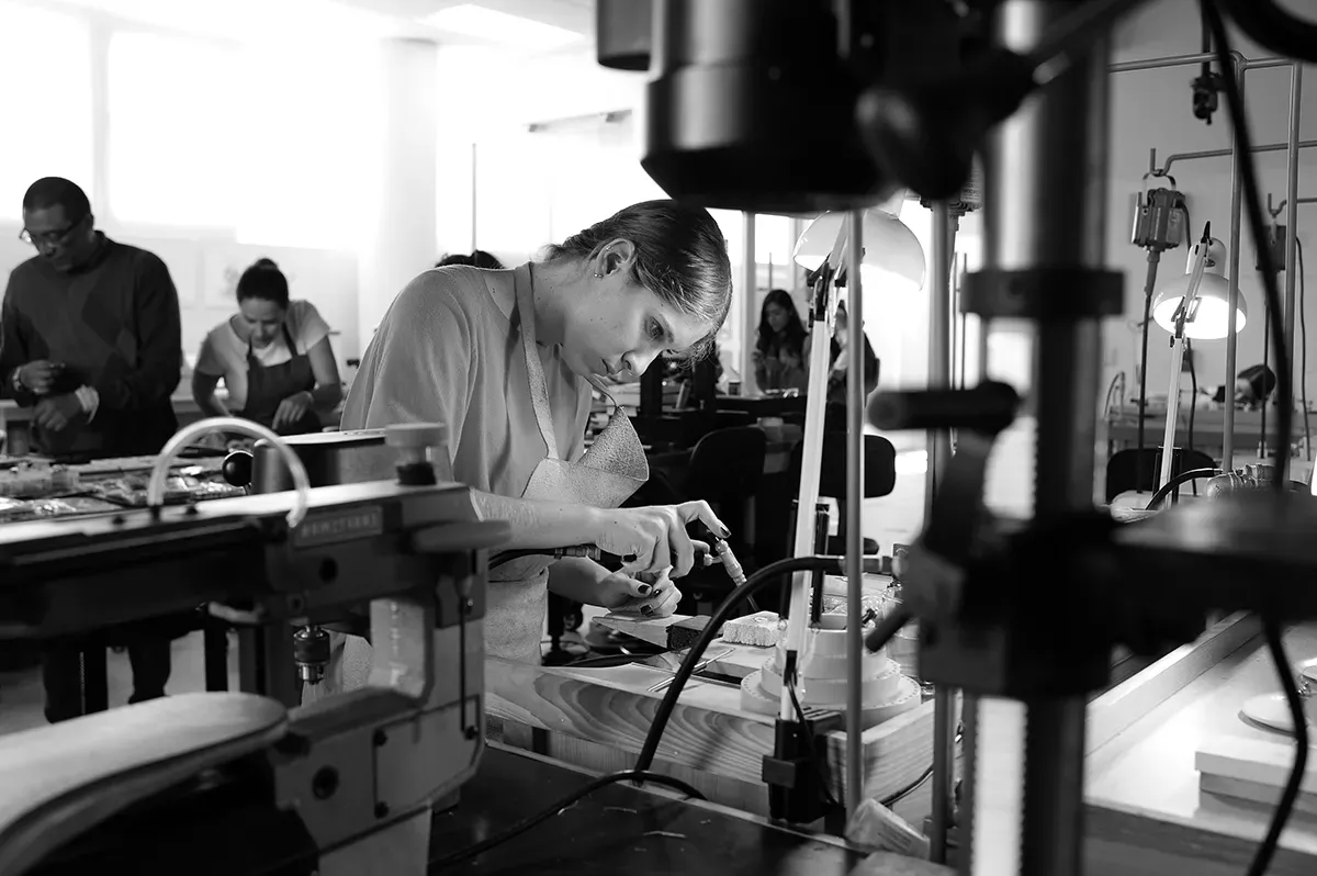 Estudiante de la carrera de diseño en taller