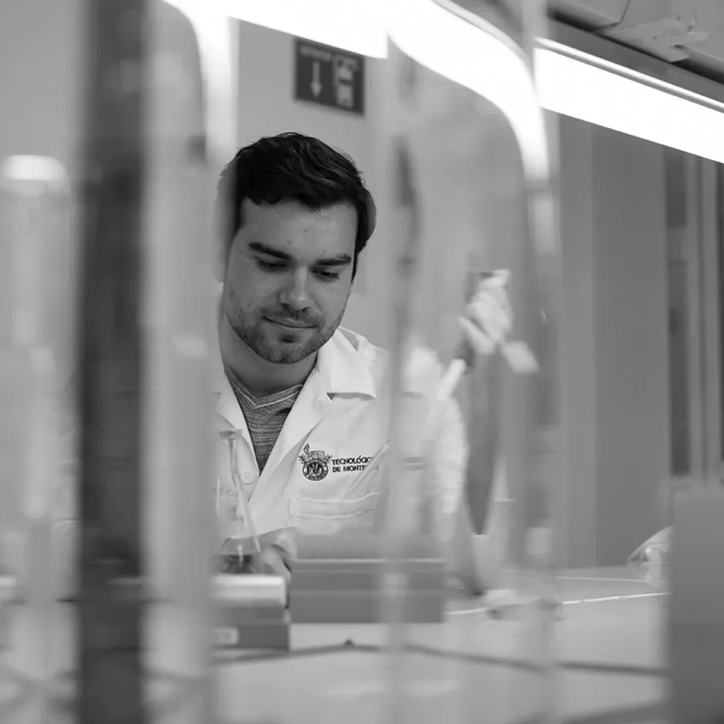 Estudiante de biotecnología en laboratorio del Tec