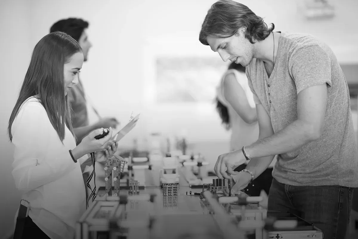 Estudiantes de la carrera de Ingeniería en Mecatrónica