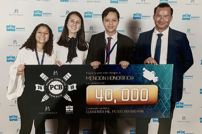 3 alumnos de la PrepaTec Cuernavaca y su profesor asesor, ganaron Mención Honorífica en Premio Banxico.