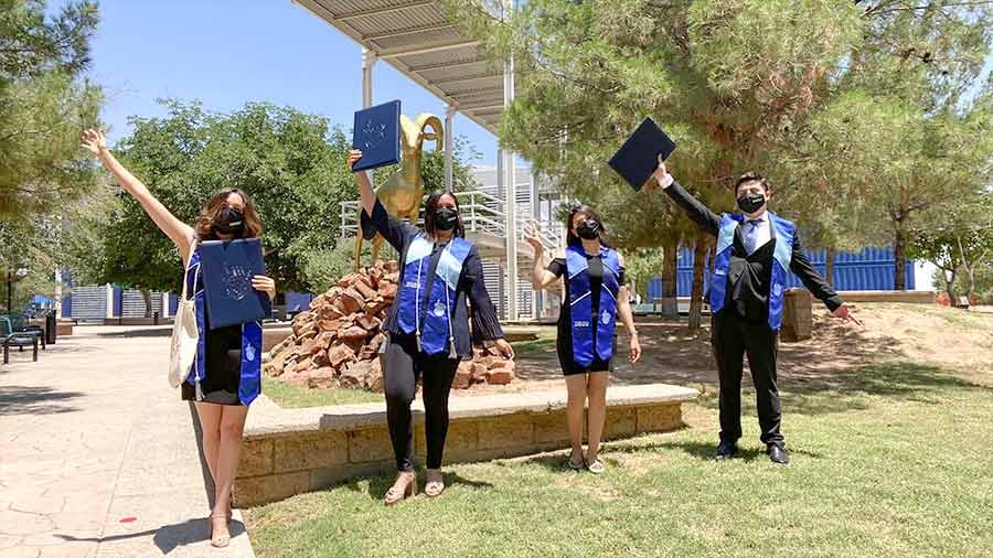 Alumnos toman fotos de recuerd  en  campus