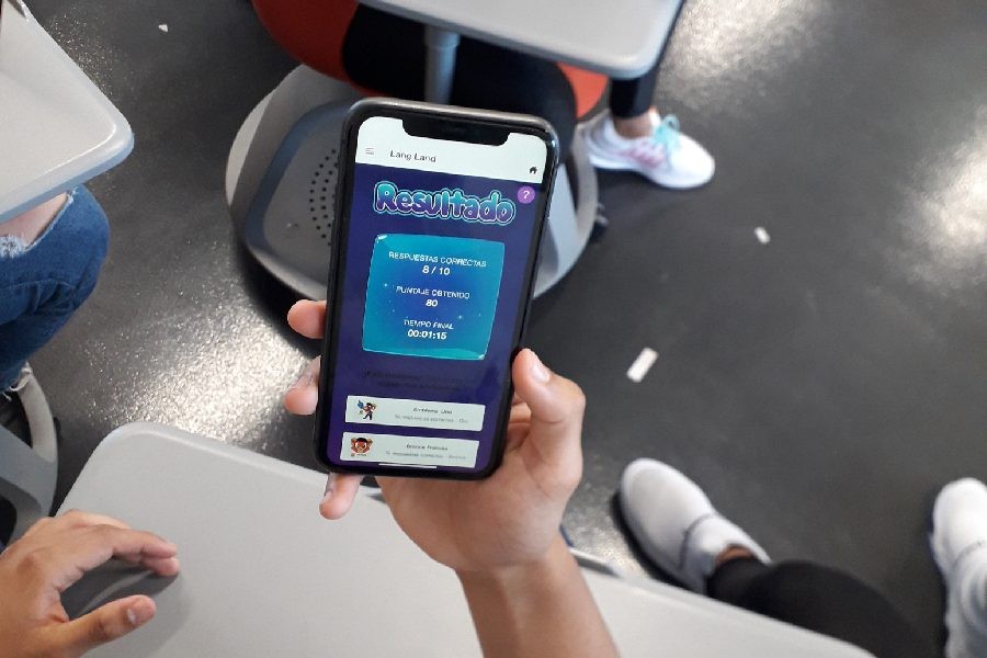 Estudiante obteniendo resultado en app langland