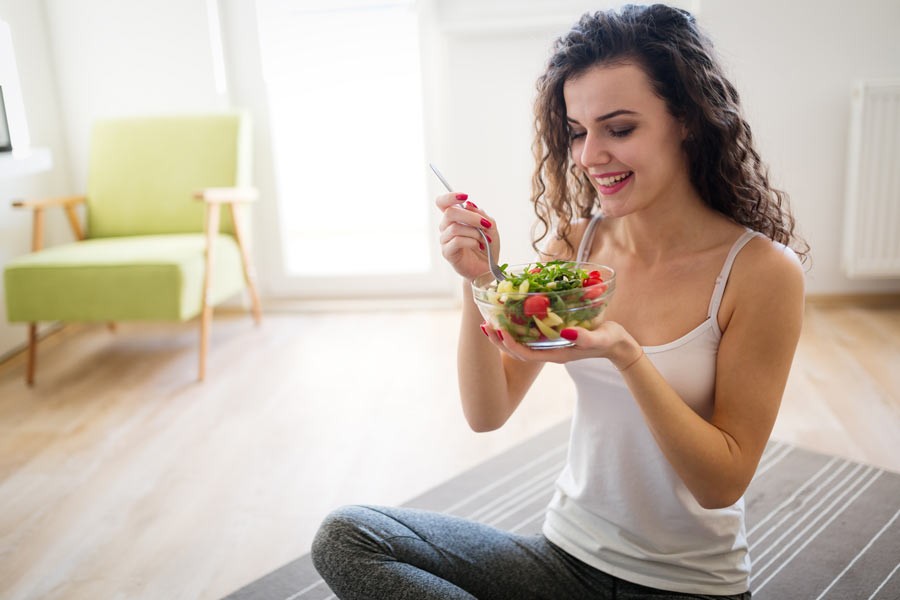 Una sana alimentación debe balancear diferentes tipos de alimentos.