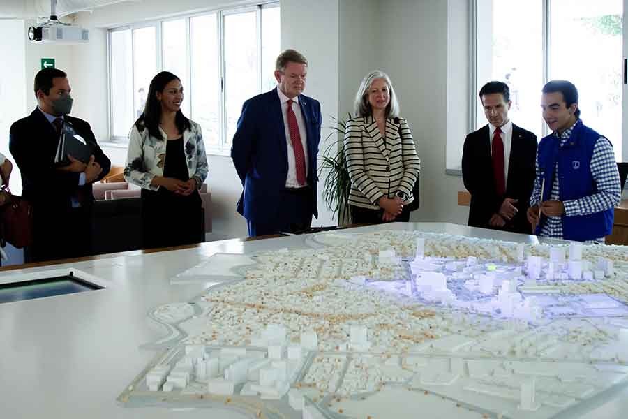 Graeme C. Clark, Embajador de Canadá y Sandra Shaddick, Cónsul General de Canadá en Monterrey en su visita a las instalaciones del campus Monterrey.